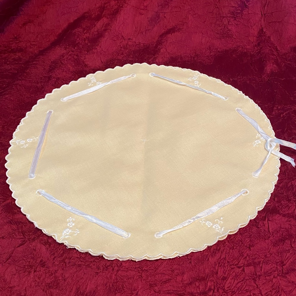 Circa 1900 Vintage Handmade Embroidered Linen Roll/Biscuit/Muffin Holder